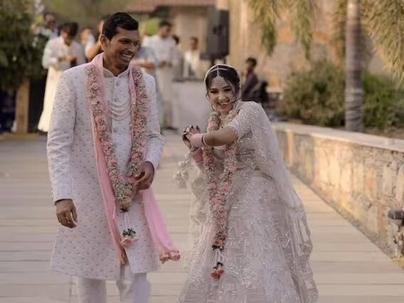 ભારતીય ફાસ્ટ બોલર નવદીપ સૈનીએ ગર્લફ્રેન્ડ સ્વાતિ અસ્થાના સાથે સાત ફેરા લીધા. બંનેની તસવીરો સોશિયલ મીડિયા પર ઝડપથી વાયરલ થઈ રહી છે. (ફોટો ક્રેડિટ- સોશિયલ મીડિયા)