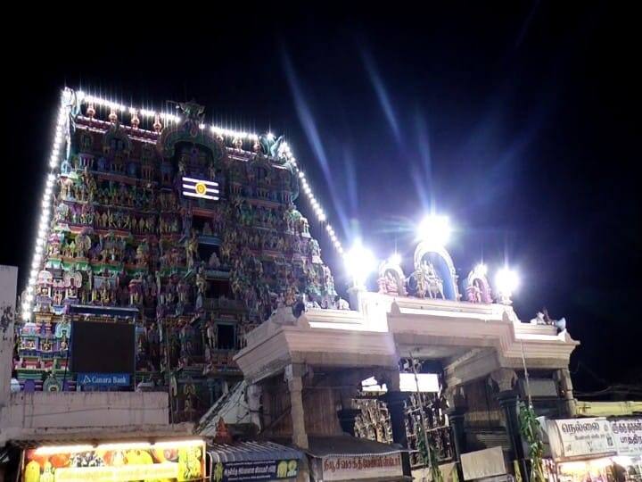 மின்னொளியில் ஜொலிக்கும் கோவில் கோபுரம்