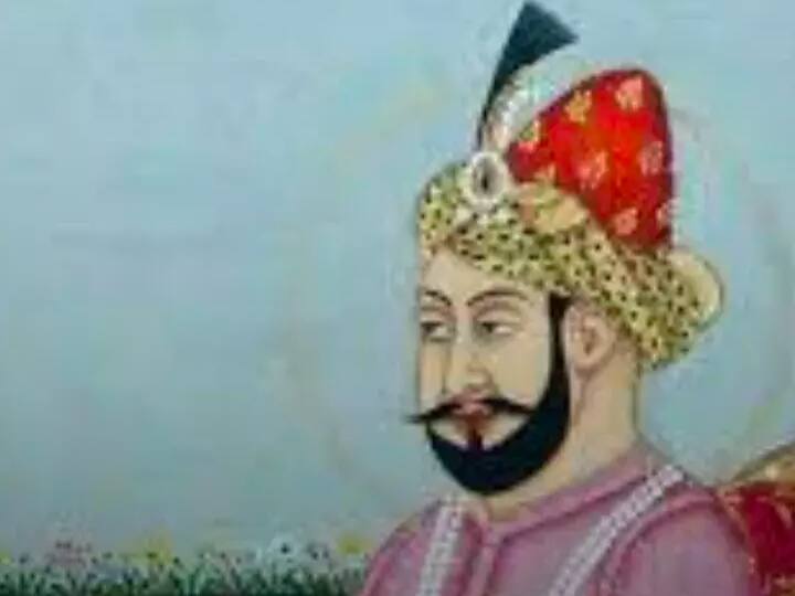 इसके शौक और किस्से पूरे राज्य में चर्चा का विषय हुआ करते थे. यह एक ऐसा मुगल राजा था, जिसने 15 साल का समय निर्वासन में व्यतित किया था, क्योंकि उसके हाथ से गद्दी चली गई थी.