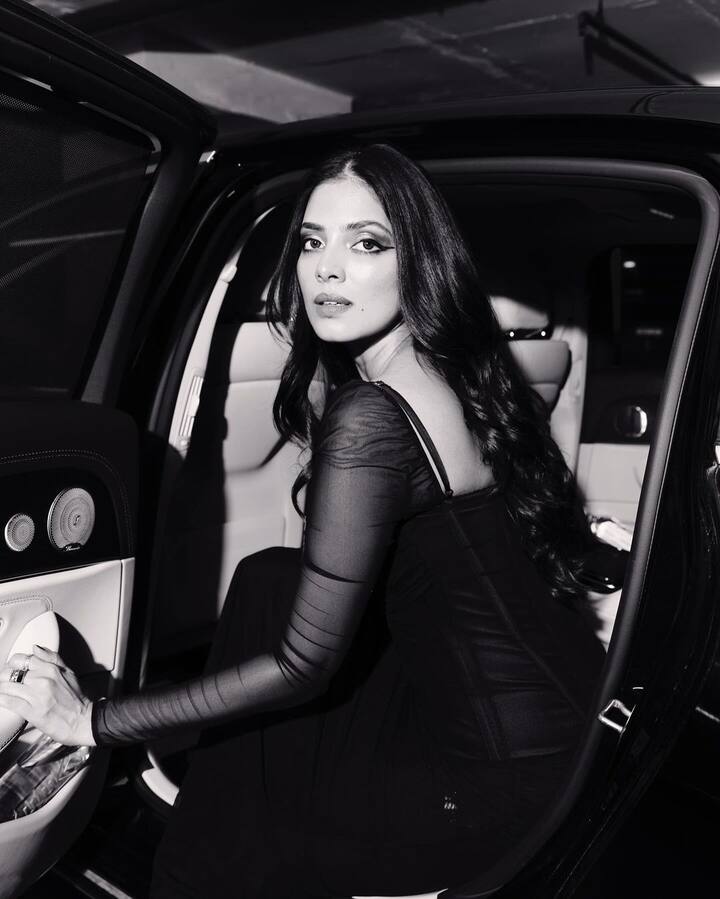 Malavika Mohanan Photoshoot: સાઉથ ફિલ્મ એક્ટ્રેસ માલવિકા મોહનનને તાજેતરમાં ખૂબ જ બોલ્ડ અને સિઝલિંગ ફોટોશૂટ કરાવ્યું છે.