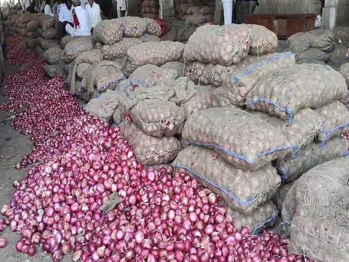 arrival of onion increased onion rate down Situation in Agricultural Produce Market Committee of Solapur Onion Rate Down : कांद्याची आवक वाढल्याने दर घसरले, सोलापूरच्या कृषी उत्पन्न बाजार समितीमधील परिस्थिती