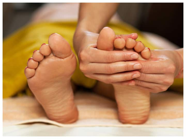 Apply this oil on the soles of your feet and see how your face glows पैरों के तलवे पर लगाएं यह तेल फिर देखें कैसे निखरता है आपका चेहरा