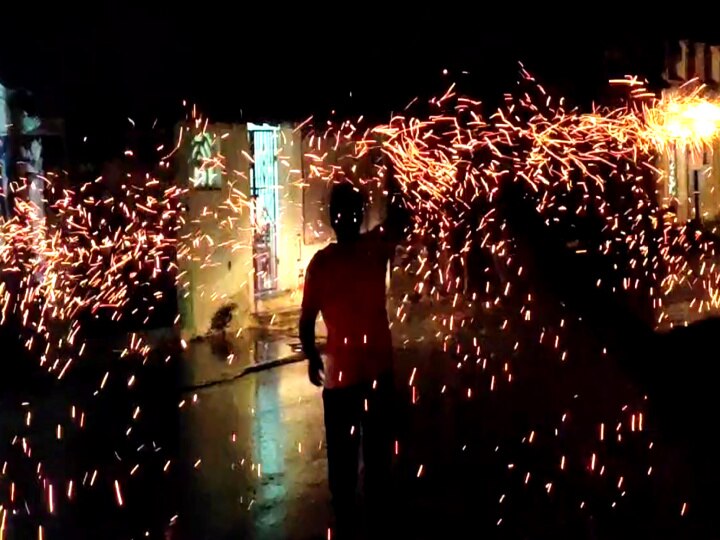 Karthigai Deepam 2023: மாவொளி சுற்றி கார்த்திகை தீபம் கொண்டாடிய மயிலாடுதுறை 2K கிட்ஸ்.. வைரலாகும் புகைப்படங்கள்..!