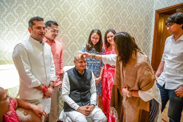 राजस्थान विधानसभा चुनाव में कांग्रेस और बीजेपी में कांटे की टक्कर है. 1993 में बीजेपी के सत्ता में आने के बाद से हर पांच साल में यहां सरकार बदलने का रिवाज रहा है.