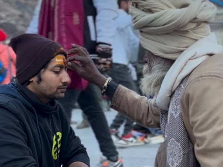 आकाशनं शेअर केलेल्या फोटो आणि व्हिडीओमध्ये तो केदारनाथ येथील  महादेवाच्या मंदिराच्या परिसरात बसलेला दिसत आहे.
