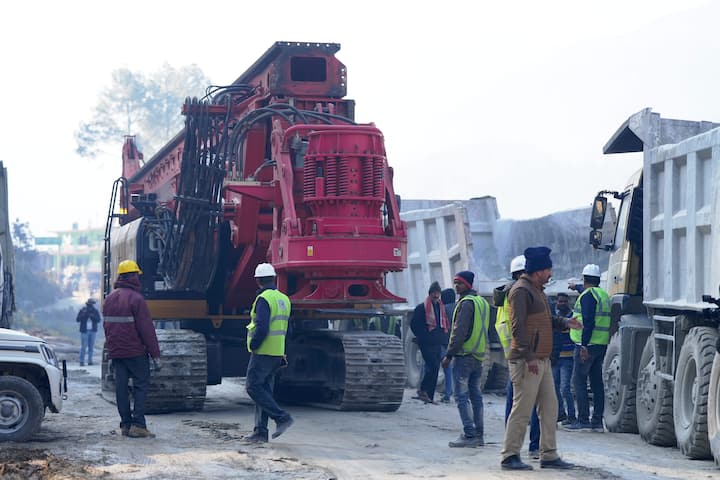 প্রতিটি হ্যামারের মুখে লাগানো থাকবে মোটা লোহার ব্লেড। একটার পর আরেকটা, এভাবেই টানেলের ভিতর ঢোকানো হবে ৫টি হ্যামার।