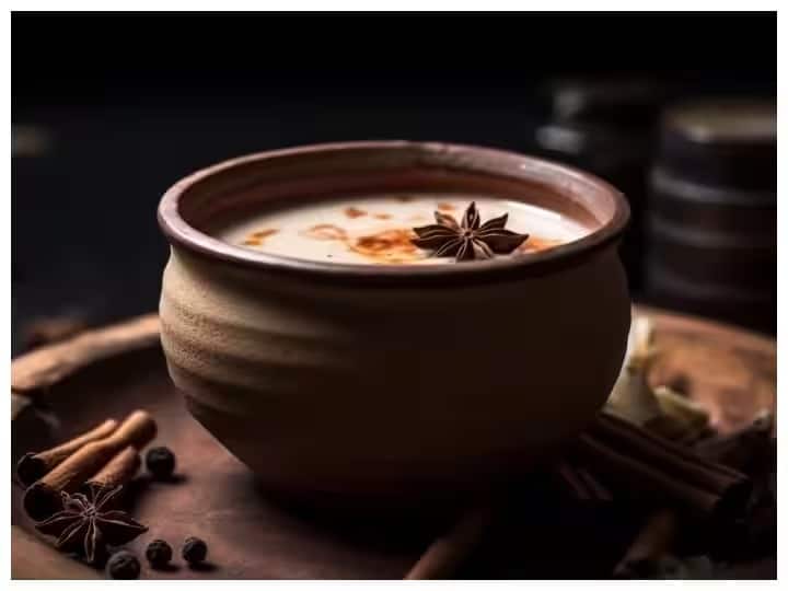 Winter Tips boil milk and drink these four things to warm your body and strong immunity marathi news Winter Tips : हिवाळ्यात शरीराला उबदार ठेवण्यासाठी दुधाबरोबर 'या' 4 गोष्टी उकळून प्या; रोगप्रतिकारशक्तीही वाढेल