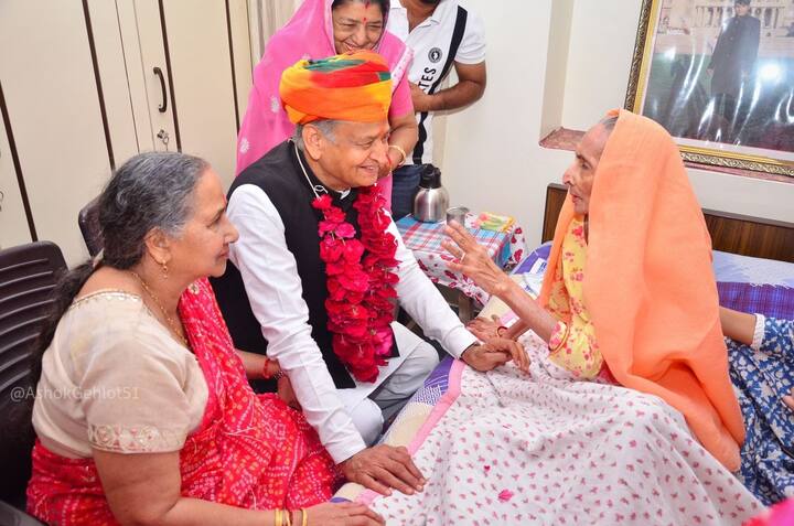 राजस्थान के सीएम अशोक गहलोत ने जोधपुर की सरदारपुरा विधानसभा सीट पर वोट डालने के बाद वह अपने परिवार से मिलने घर गए.