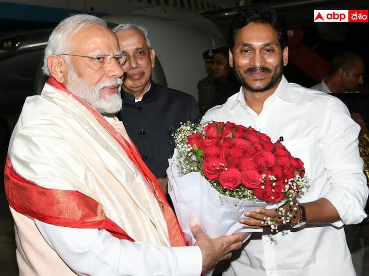 PM Modi Tirupati Tour PM Modi gets grand welcome at Renigunta airport PM Modi Tirupati Tour: రేణిగుంట ఎయిర్ పోర్టులో ప్రధాని మోదీకి ఘన స్వాగతం పలికిన గవర్నర్, సీఎం జగన్