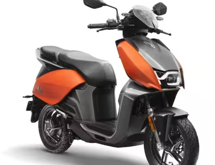 ત્રીજું નામ Hero Vida V1 ઈલેક્ટ્રિક સ્કૂટરનું છે, જે એક વાર ફુલ ચાર્જ કરવા પર 165 કિલોમીટર સુધીનું અંતર કાપી શકે છે. જેની એક્સ-શોરૂમ કિંમત 1.26 લાખ રૂપિયા છે.