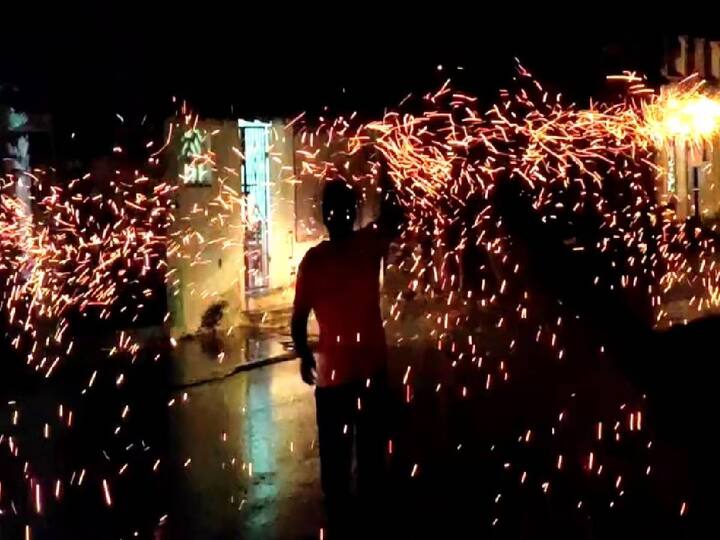 ஊர் மக்கள் மாவொளி சுற்றி மகிழ்ந்தனர்.