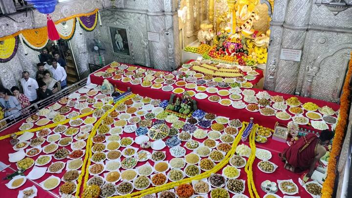 श्रीमंत दगडूशेठ हलवाई सार्वजनिक गणपती ट्रस्ट, सुवर्णयुग तरुण मंडळाच्यावतीने त्रिपुरारी पौर्णिमेनिमित्त दगडूशेठ गणपती मंदिरामध्ये अन्नकोट आयोजित करण्यात आला होता.