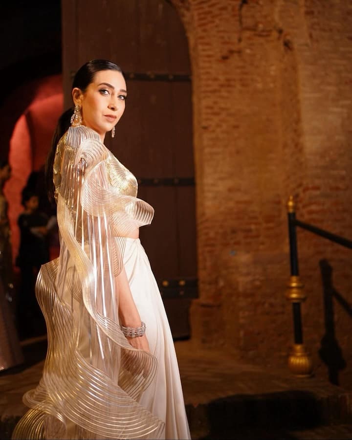 Karishma Kapoor PHOTO: કરિશ્મા કપૂરે તેની કેટલીક તસવીરો શેર કરી છે, જેમાં અભિનેત્રી ગ્લેમરસ વાયરલ લાગી રહી છે.