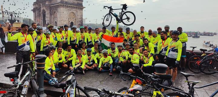 57 पुरुष, 4 महिलांनी या सायकल प्रवासामध्ये भाग घेतला होता. आज (रविवारी ) पहाटे सहा वाजता हे सर्व सायकलपटू गेट ऑफ इंडिया जवळ पोहोचले.