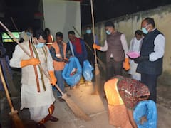 वाराणसी में देर रात विश्वविद्यालय परिसर में झाड़ू लगाने लगे कुलपति, जानें पूरा मामला