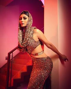 Mouni Roy Photos : ஜிகுஜிகு உடையில் ஜொலிக்கும் நடிகை மௌனி ராயின் புகைப்படங்கள்..!