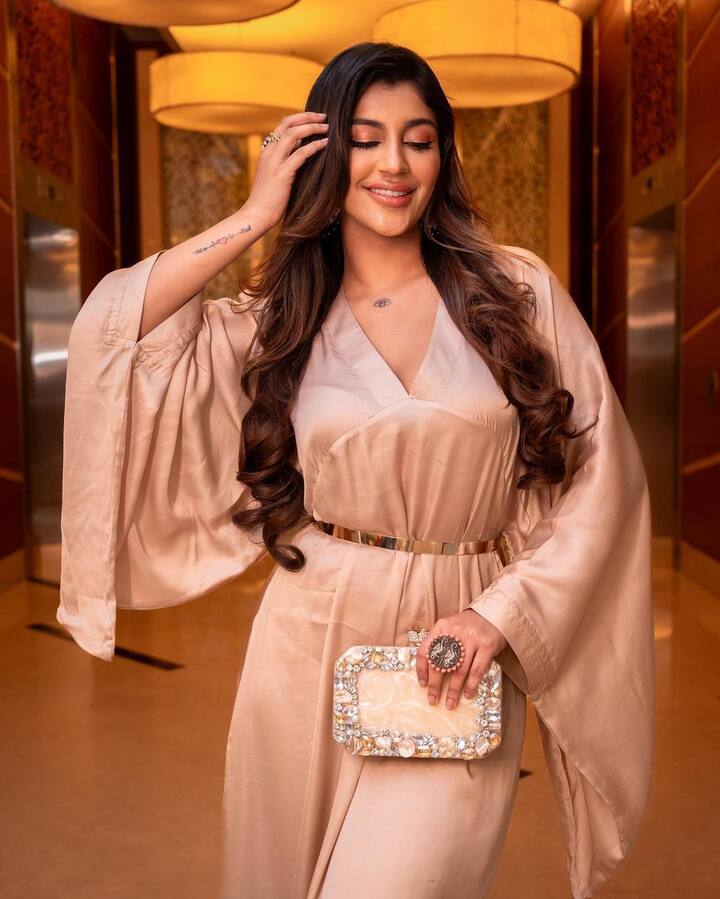பின்னர் அதே ஆண்டு துருவங்கள் பதினாறு திரைப்படத்தில் கதாநாயகியாக நடித்துள்ளார்.