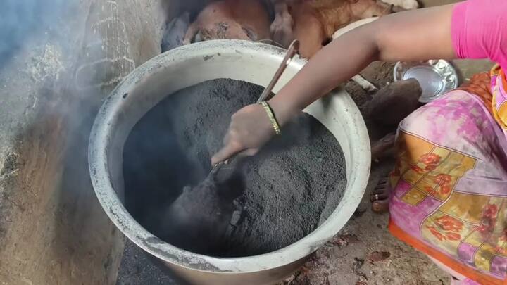 பனை மரத்தின் பூ (பாலக்கட்டை) எரிக்கப்பட்டு, அதன் கரியை நுணுக்கி ஒரு பையில் போட்டுத் தைப்பார்கள்.