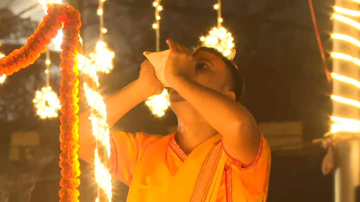 দেব দীপাবলি ঘিরে এদিন বাবুঘাটে আয়োজন করা হয় ভক্তিমূলক ও সাংস্কৃতিক অনুষ্ঠানের।