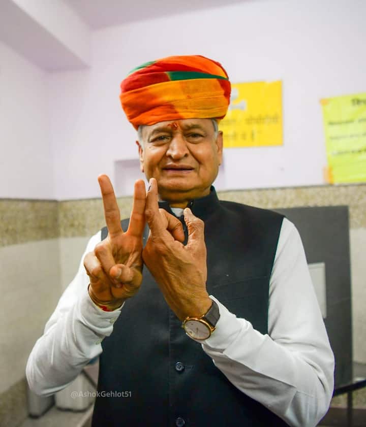 राजस्थान विधानसभा चुनाव का मतदान शनिवार (25 नवंबर) को शांतिपूर्ण तरीके से संपन्न हो गया है. लोकतंत्र के महापर्व को लेकर राजस्थान की जनता में काफी उत्साह दिखा. जनता से लेकर प्रत्याशी तक अपने मताधिकार का इस्तेमाल करने के लिए पोलिंग बूथ पहुंच रहे थे.