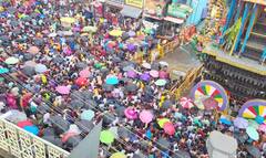 Karthigai Deepam 2023: திருவண்ணாமலை மகிமைகள்.மழையில் நனைந்தபடி  கிரிவலம் செல்லும் பக்தர்கள்!