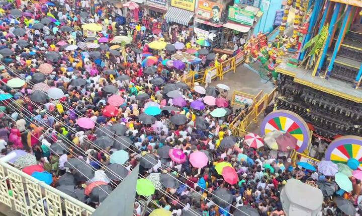 இன்று காலை முதலே திருவண்ணாமலையில் அண்ணாமலையாரையும் பரணி தீபத்தை தரிசிக்க ஏராளமான பக்தர்கள் குவிந்த வண்ணம் உள்ளனர்.