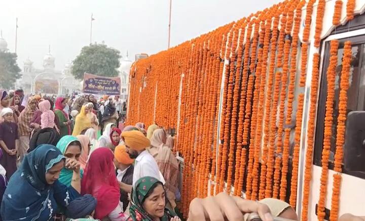 ਉਧਰ, ਦੂਜੇ ਪਾਸੇ ਜਿੱਥੇ ਨਗਰ ਕੀਰਤਨ ਦਾ ਰਸਤੇ ਵਿੱਚ ਸੰਗਤਾਂ ਵੱਲੋਂ ਭਰਵਾਂ ਸਵਾਗਤ ਕਰਕੇ ਲੰਗਰ ਲਗਾਏ ਗਏ। ਤਖ਼ਤ ਸਾਹਿਬ ਵਿਖੇ ਸੋਮਵਾਰ ਨੂੰ ਗੁਰਪੁਰਬ ਸਬੰਧੀ ਸ੍ਰੀ ਅਖੰਡ ਪਾਠ ਸਾਹਿਬ ਜੀ ਦੇ ਭੋਗ ਪਾਏ ਜਾਣਗੇ ਤੇ ਵਿਸ਼ੇਸ਼ ਰੋਸ਼ਨੀ ਦੇ ਪ੍ਰਬੰਧ ਵੀ ਕੀਤਾ ਜਾਵੇਗਾ।