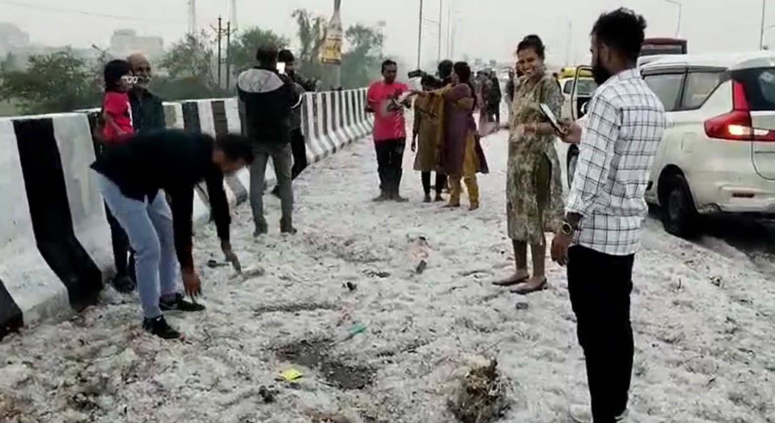 Rainfall: રાજકોટ-અમદાવાદ હાઇવે પર કુલુ-મનાલી જેવો માહોલ, 2 થી 3 ઇંચ બરફની ચાદર છવાઇ, લોકોની ફોટા પડાવવા પડાપડી