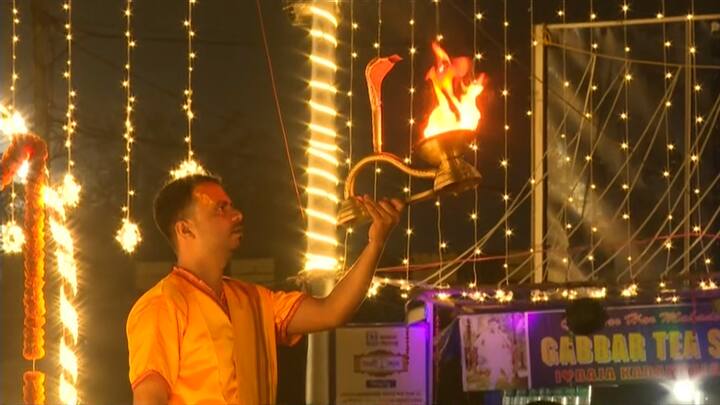 প্রথমে গঙ্গাদেবীর পুজো,  এরপর বিশেষ ধাঁচে গঙ্গারতি,  দেব দীপাবলি উদযাপন ঘিরে এদিন অন্যরকম পরিবেশ তৈরি হল বাবুঘাট চত্বরে।