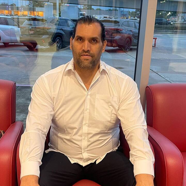 खली बेहद लोकप्रिय रेसलिंग चैंपियन हैं. ग्रेट खली का असली नाम दलीप सिंह राणा है और उन्होंने विवादास्पद रियलिटी शो बिग बॉस 4 में भाग लिया था. उनकी अनुमानित कुल संपत्ति लगभग 16 मिलियन डॉलर है.