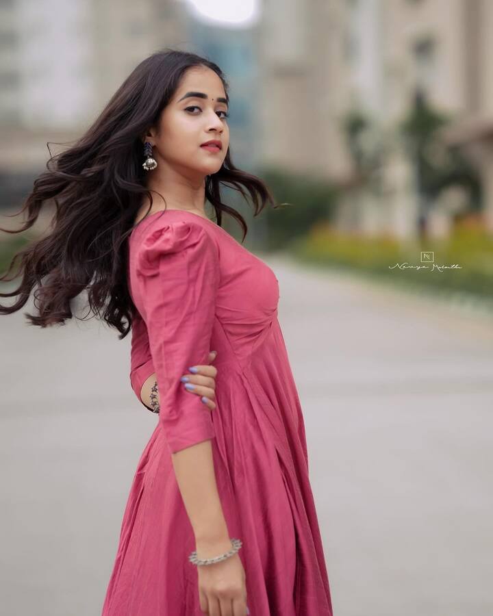 బిగ్‌బాస్ కి వెళ్లొచ్చాక ఆమెకు అభిమానులు పెరిగారు. (Image credit: Deepthi Sunaina/Instagram)