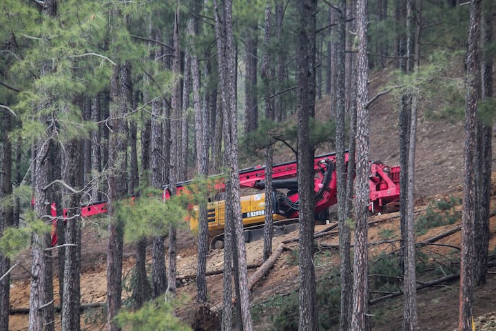 ভার্টিক্যাল ড্রিলিংয়ের যন্ত্র নিয়ে পাহাড়ের ওপর ওঠার জন্য ১১৫০ মিটার রাস্তা তৈরি করে দিয়েছে বর্ডার রোড অর্গানাইজেশন।