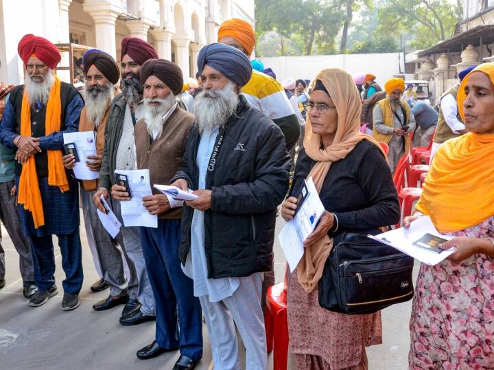 Guru Nanak Dev 550th birth anniversary 3000 Indian Sikhs arrive in Pakistan to celebrate गुरु नानक देव की 554वीं जयंती मनाने पाकिस्तान पहुंचे 3000 भारतीय सिख, ट्रेन और बस सेवा फिर से शुरू करने की उठी मांग
