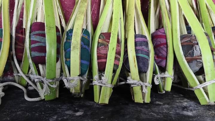 றிது சாணம் பூசி காயவைத்து, பனை மட்டையை நான்காக கிழித்து அதன் இடுக்கில் வைத்துக் கட்டுவார்கள். அந்த மட்டையின் மேல் நுனியில் ஒரு கயிறைக் கட்டிக்கொண்டும், மறு நுனியில் உள்ள கட்டணப் பை மேல் நெருப்பு கனுங்குகளை வைத்து சுற்றுவார்கள்.