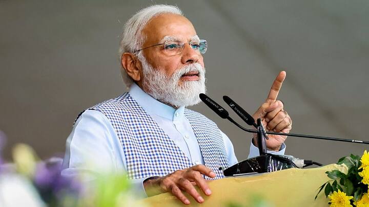 सर्वप्रथम पंतप्रधान मोदींनी जनसंवादाच्या सुरुवातीलाच शहिद जवानांना श्रद्धांजली वाहिली. 26 नोव्हेंबर हा दिवस आपण कधीही विसरू शकत नाही, असं पंतप्रधान मोदी म्हणाले.