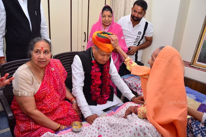 राजस्थान विधानसभा चुनाव में अपने मताधिकार का इस्तेमाल करने के बाद राज्य के सीएम अशोक गहलोत अपनी पत्नी सुनीता गहलोत के साथ अपनी बड़ी बहन से मिलने गए थे.