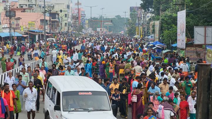 கார்த்திகை தீப திருவிழாவிற்கு வருகை தரும் பக்தர்களுக்கு தேவையான உதவிகளை செய்திட அவசர எண்கள் அறிவிக்கப்பட்டுள்ளது. அதன்படி, 044-28447703, 044-28447701, 8939686742 ஆகிய எண்களில் தொடர்பு கொள்ளலாம் என்றும் குழந்தைகள் காணாமல்போவது தொடர்பாக 9342116232, 8438208003 ஆகிய எண்களுக்கு தொடர்பு கொள்ளலாம் என காவல்துறை தரப்பில் தெரிவிக்கப்பட்டுள்ளது.