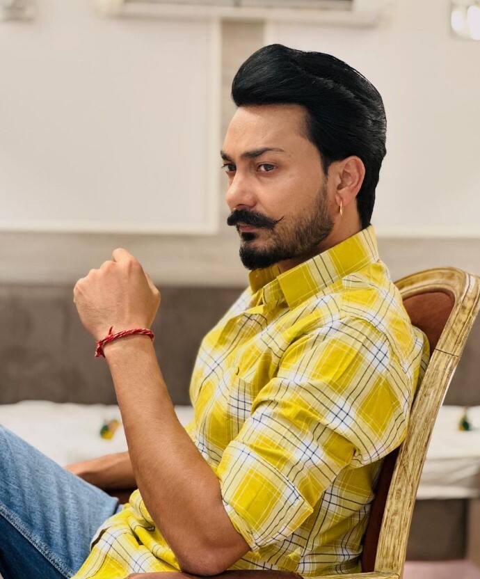 ਦੱਸ ਦੇਈਏ ਕਿ ਬੀਤੇ ਦਿਨ ਅਦਾਕਾਰ ਵੱਲੋਂ ਆਪਣੀ ਮੰਗੇਤਰ ਨਾਲ ਤਸਵੀਰ ਸ਼ੇਅਰ ਕੀਤੀ ਗਈ ਸੀ। ਇਸ ਤਸਵੀਰ ਨੇ ਸਭ ਦਾ ਧਿਆਨ ਆਪਣੇ ਵੱਲ ਖਿੱਚਿਆ। ਇਸ ਨੂੰ ਸ਼ੇਅਰ ਕਰਦਿਆਂ ਅੰਮ੍ਰਿਤ ਅੰਬੀ ਨੇ ਲਿਖਿਆ, ਮੇਰੀ ਮਾਂ ਵਰਗੀ ❤️🫶🏼❤️...