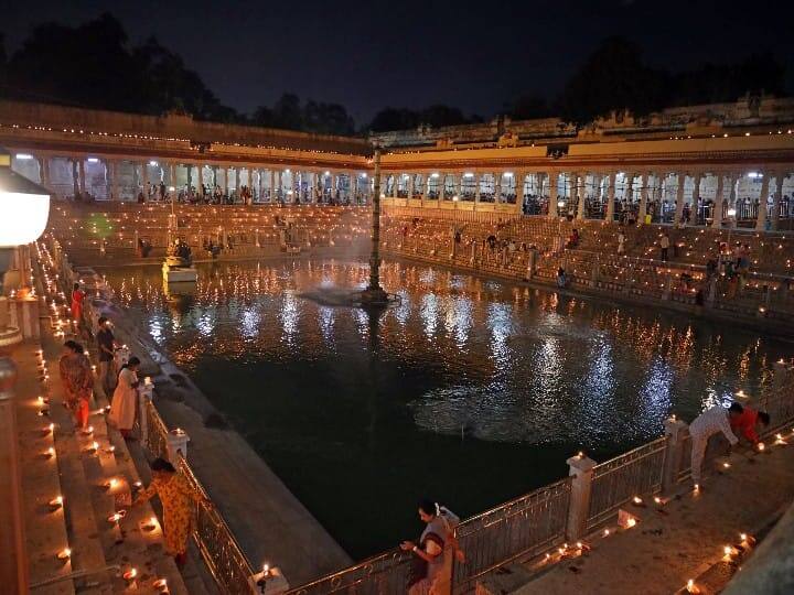 On the occasion of Karthika Deepatri Festival at Madurai Meenakshiyamman Temple; Lakshadweep in Pottamarai Pond மதுரை மீனாட்சியம்மன் கோயிலில் கார்த்திகை தீபம்: பொற்றாமரை குளத்தில் ஏற்றப்பட்ட லட்ச தீபம் !