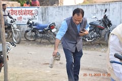 In Pics: सफाई के लिए मशहूर अपर कलेक्टर ने एक बार फिर जीता दिल, खुद हाथ से मंदिर का कचरा