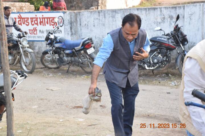 मध्य प्रदेश के सिंगरौली जिले के जिला पंचायत के सीईओ यानी अपर कलेक्टर गजेंद्र सिंह नागेश गंदगी से नफरत और सफाई को लेकर हमेशा सुर्खियों में रहते हैं. दरअसल जब कलेक्टर गजेंद्र सिंह एक माड़ा स्थित पुराने हनुमान मंदिर में चल रहे हरि कीर्तन के समापन अवसर पर आयोजित भंडारे में पहुंचे.