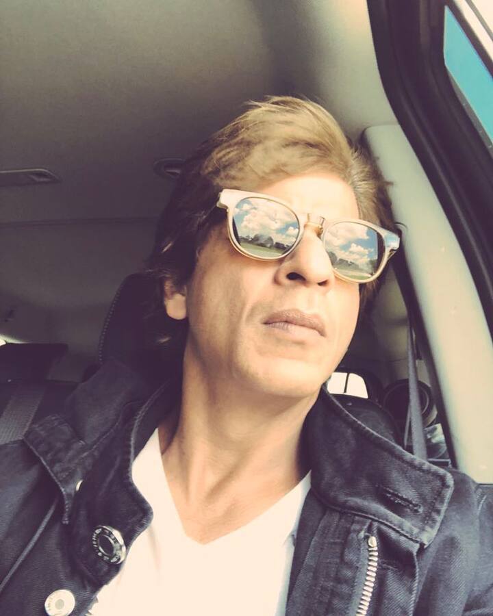 आगे किंग खान ने कहा- अक्षय का दिन जल्दी शुरू हो जाता है. जब तक मैं काम करना शुरू करता हूं, वह सामान पैक करके घर जा रहा होता है. इसलिए वह अधिक घंटे काम कर सकता है. ना ही मेरी तरह कई लोगों को रात में शूटिंग करने का शौक है'.