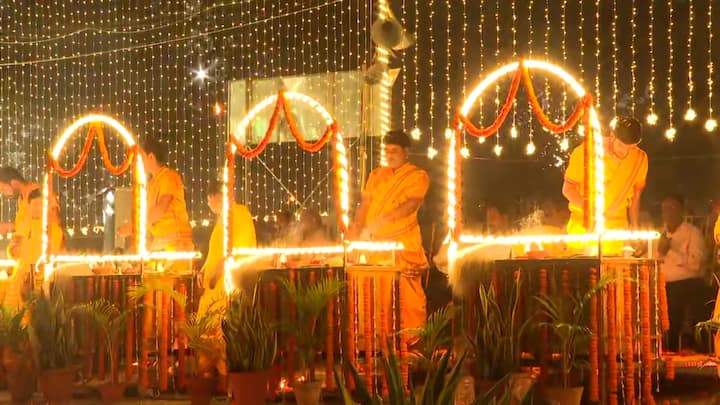এবার থেকে প্রতি বছর দেব দীপাবলি উদযাপন করা হবে বলে জানানো হয়েছে পুরসভার তরফে।