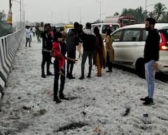 Unseasonal Rain Live: રાજ્યમાં શિયાળામાં ચોમાસા જેવો માહોલ, રાજકોટ-અમદાવાદ હાઈ વે પર કરા પડ્યાં, રો઼ડ઼ પર છવાઇ બરફની ચાદર