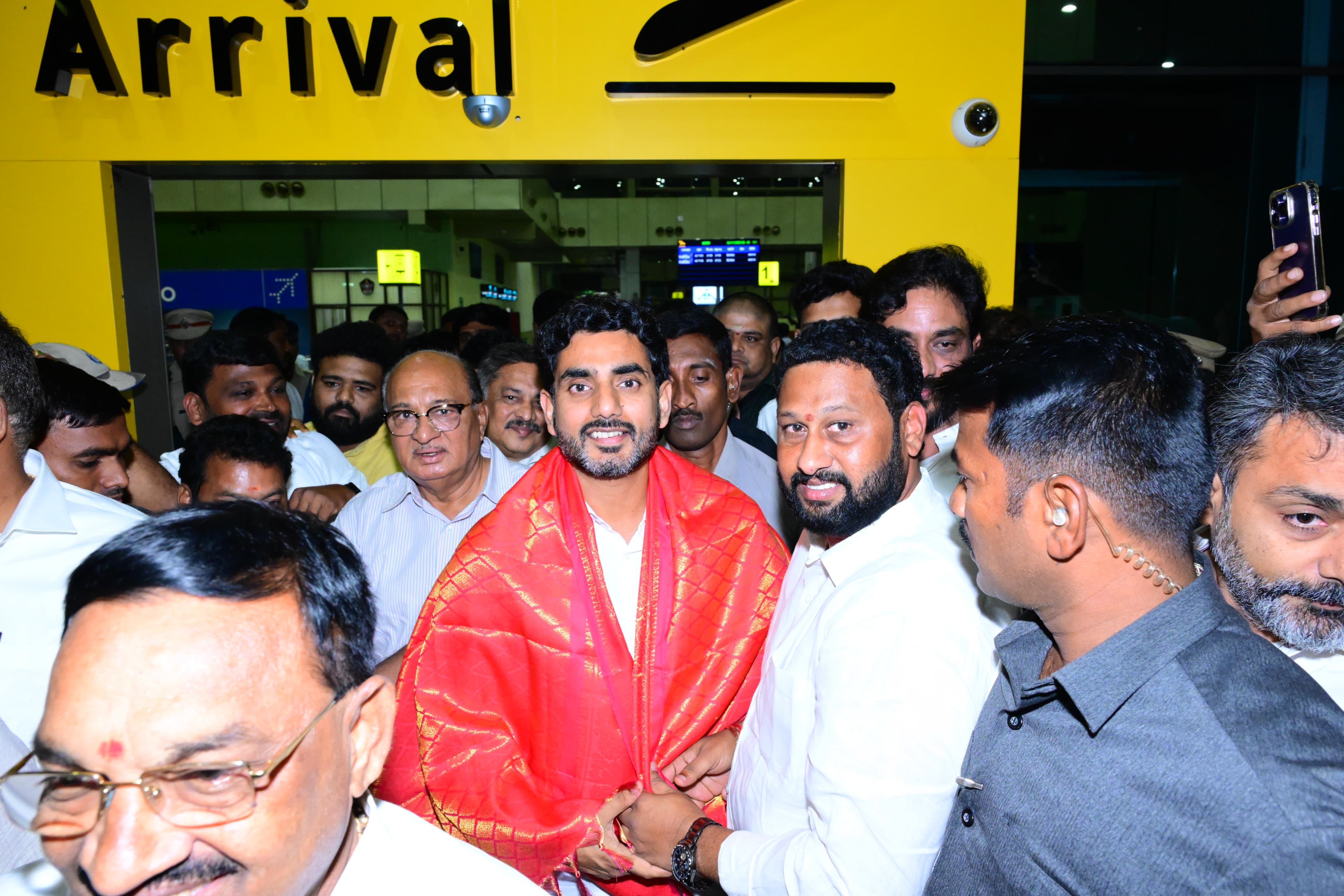 Nara Lokesh Yuvagalam Resumed: రాజమండ్రి చేరుకున్న నారా లోకేష్, ఎక్కడ ఆగిందో అక్కడి నుంచే యువగళం పున:ప్రారంభం