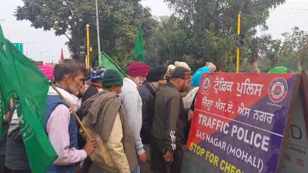 ਇਸ ਦੇ ਨਾਲ ਹੀ ਕਿਸਾਨਾਂ ਨੂੰ ਚੰਡੀਗੜ੍ਹ ਵਿੱਚ ਦਾਖ਼ਲ ਹੋਣ ਤੋਂ ਰੋਕਣ ਲਈ ਪੁਲਿਸ ਨੇ ਪੂਰੀ ਤਾਇਨਾਤੀ ਕੀਤੀ ਹੈ। ਮੁਹਾਲੀ ਤੇ ਪੰਚਕੂਲਾ ਤੋਂ ਆਉਣ ਵਾਲੇ ਰਸਤਿਆਂ ’ਤੇ ਚੰਡੀਗੜ੍ਹ ਪੁਲਿਸ ਤਾਇਨਾਤ ਹੈ। ਮੁਹਾਲੀ ਵਿੱਚ ਵੀ ਬੈਰੀਕੇਡਿੰਗ ਲਗਾ ਕੇ ਨੀਮ ਫ਼ੌਜੀ ਬਲ ਤਾਇਨਾਤ ਕੀਤੇ ਗਏ ਹਨ।