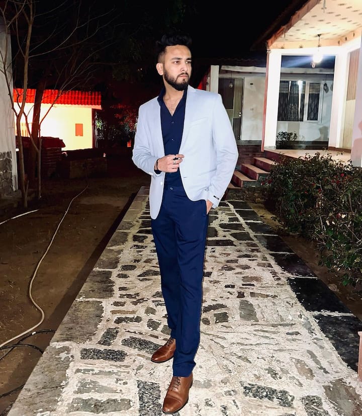 एल्विश यादव अब तक के सबसे लोकप्रिय बिग बॉस प्रतियोगियों में से एक हैं. उनकी न केवल सोशल मीडिया पर बहुत बड़ी फैन फॉलोइंग है, बल्कि वे यूट्यूब, इंस्टाग्राम और कई अन्य प्लेटफॉर्म से भी पैसा कमाते हैं. वह बिग बॉस ओटीटी 2 में थे और ट्रॉफी उठाने वाले पहले वाइल्डकार्ड बने. उनकी अनुमानित कुल संपत्ति 40 करोड़ रुपये है.