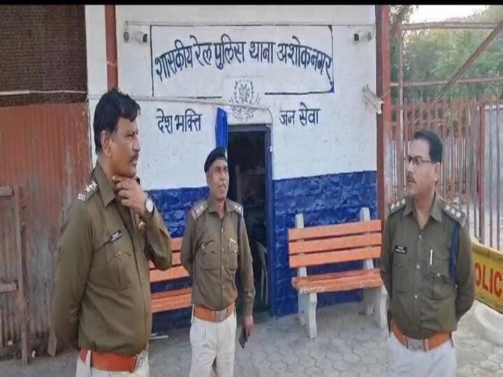 MP Crime News Fake GRP Police Officer Gangraped at Ashoknagar Railway Station ann MP Crime News: पति को बंधक बनाकर फर्जी जीआरपी अधिकारियों ने किया गैंगरेप, ट्रेन के इंतजार में बैठी थी महिला