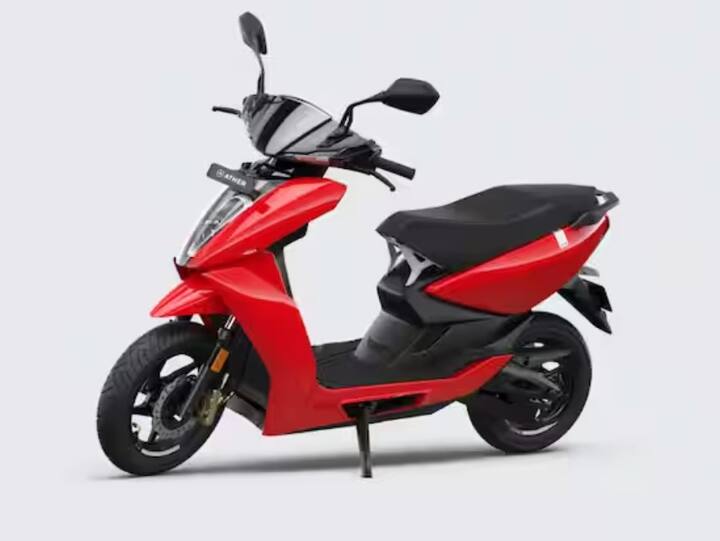 ચોથું ઈલેક્ટ્રિક સ્કૂટર Ather 450X છે, જે સિંગલ ચાર્જ પર 146 કિલોમીટર સુધીનું અંતર કાપવામાં સક્ષમ છે. તેને ઘરે લઈ જવા માટે તમારે 1.28 લાખ રૂપિયાની એક્સ-શોરૂમ કિંમત ચૂકવવી પડશે.