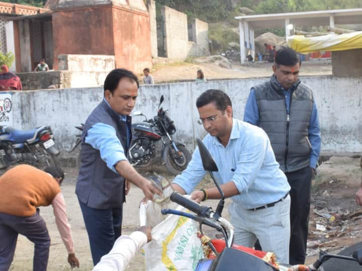 मध्य प्रदेश के सिंगरौली जिले के सीईओ गजेंद्र सिंह नागेश हनुमान मंदिर में चल रहे हरि कीर्तन के अवसर पर पहुंचे थे. जहां कचरा फैला दिखा तो वो खुद अपने हाथों से मंदिर परिसर की सफाई करने लगे.